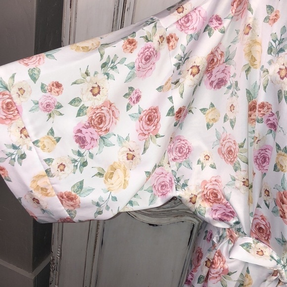 Soho Apparel Silky Floral on Cream Ground Kimono Robe with Self Belt Size 1XL - Picture 4 of 10